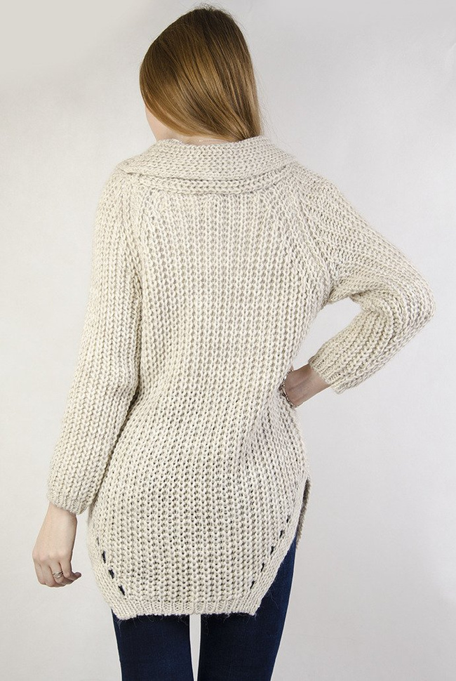 Beżowy sweter z luźnym golfem z rozcięciami po bokach