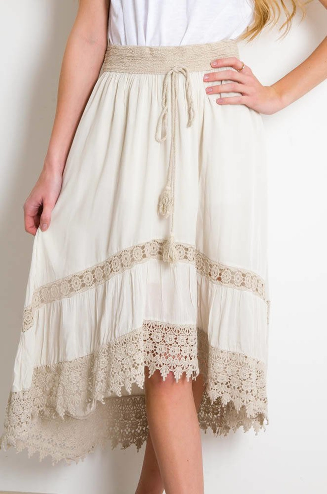 BEŻOWA SPÓDNICA MIDI Z GUMĄ W PASIE ORAZ AŻUROWYM WYKOŃCZENIEM