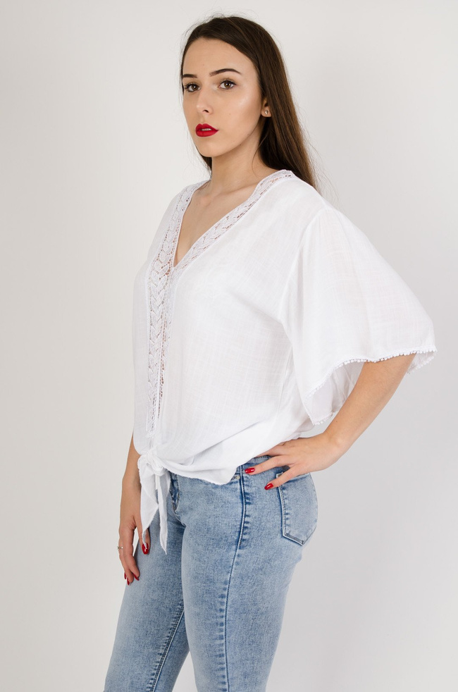 Biała bluzka z szerokimi rękawami wiązana na przodzie 