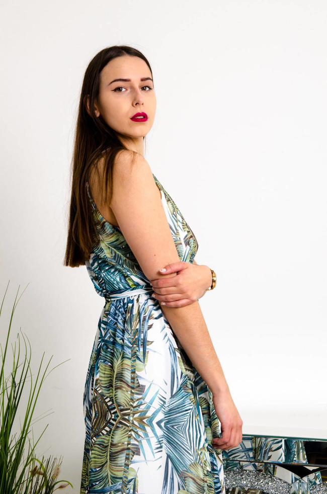 DŁUGA BIAŁO-ZIELONA SUKIENKA MAXI W KWIATOWY WZÓR 