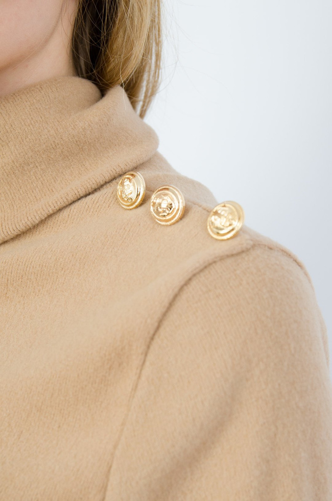 Beżowy golf ze złotymi guzikami 