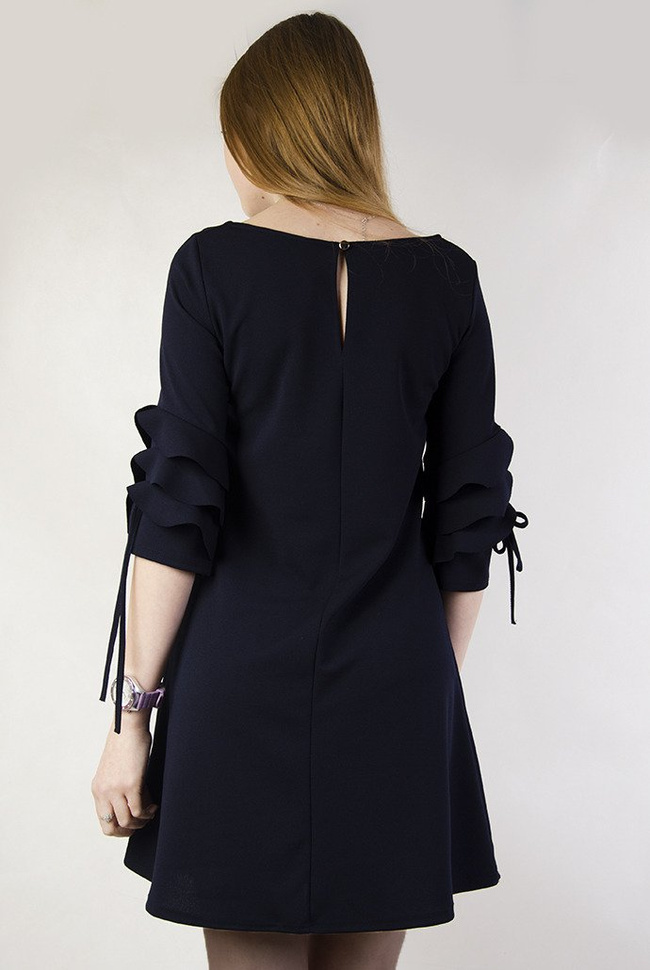 Granatowa sukienka z falbanami przy rękawach