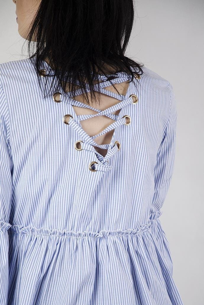 Koszula w paski z szerokim rękawem oraz wiązaniem