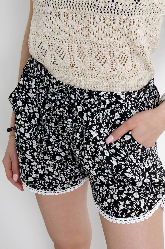SZORTY MATERIAŁOWE WZORZYSTE Z OZDOBNĄ KORONKĄ- CZARNE