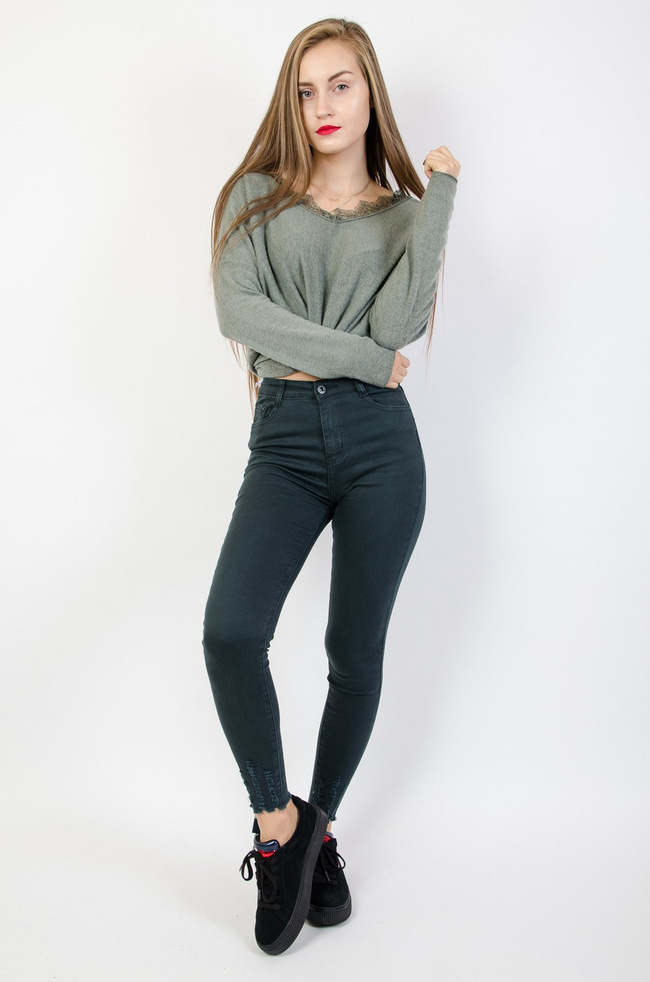 Zielone spodnie z szarpaniem na nogawce 