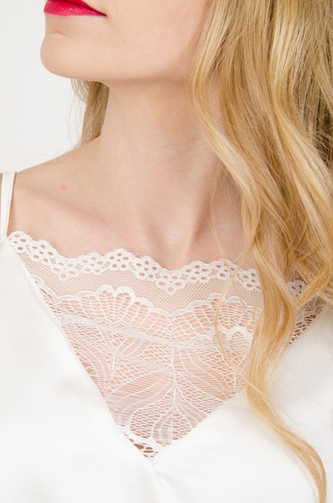 Biała bluzka satynowa z koronką