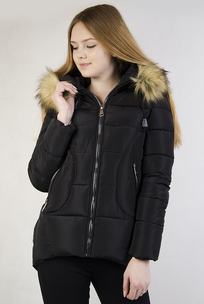 Czarna asymetryczna kurtka z pikowaniem oraz futerkiem przy kapturze