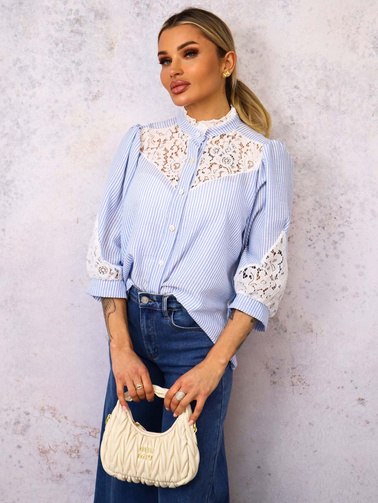 KOSZULA W PASKI Z OZDOBNĄ KORONKĄ- NIEBIESKA