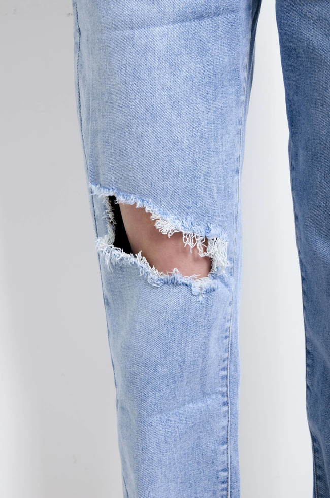 SPODNIE JEANSOWE MOM FIT Z ROZCIĘCIEM NA KOLANIE