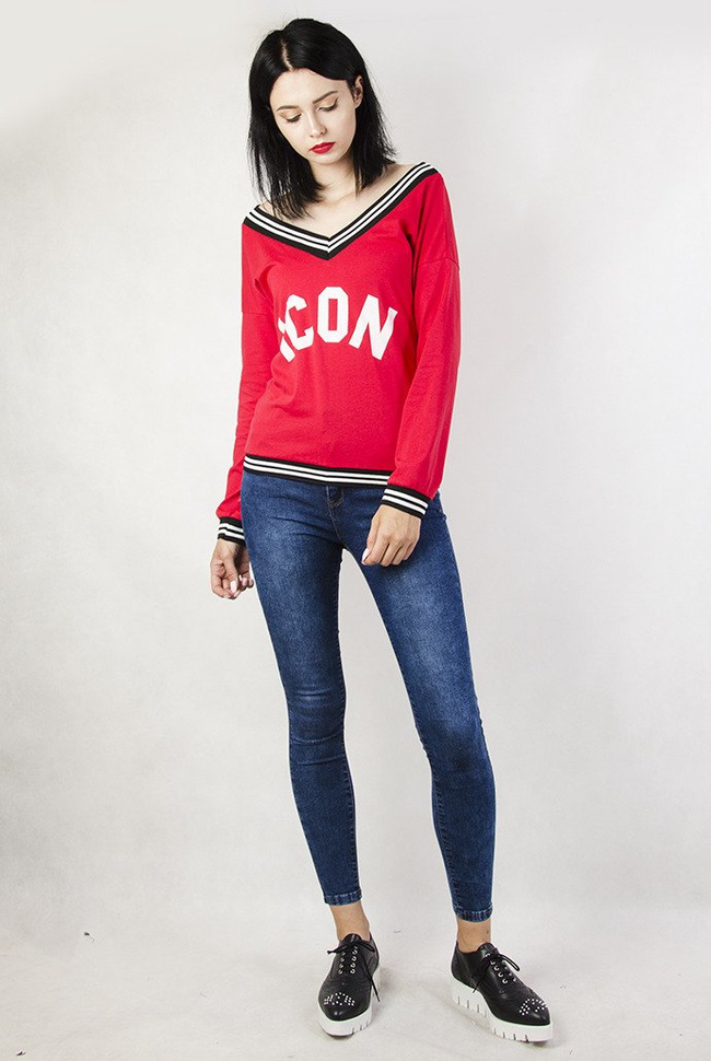 Czerwona bluzka z wyciętym dekoltem