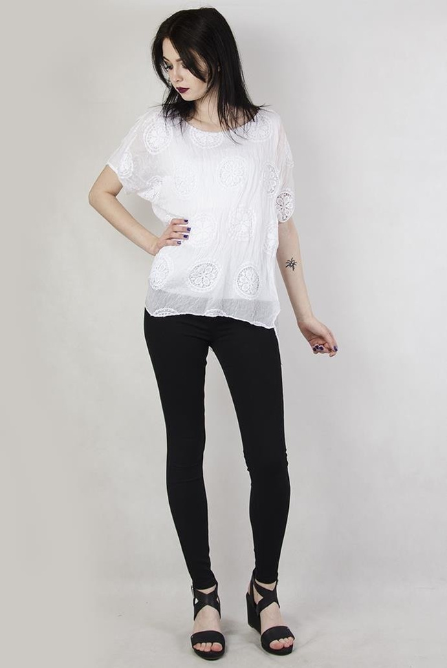 Biała bluzka z haftowanymi kółeczkami