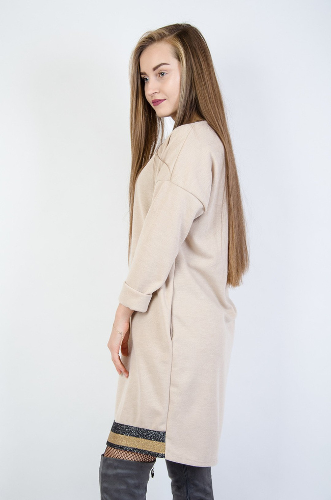 Beżowa sukienka zakończona brokatowymi elementami z kieszeniami