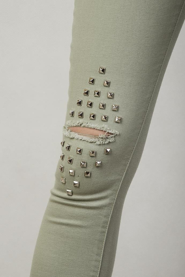 Jasnozielone spodnie skinny jeans z ćwiekami i dziurami