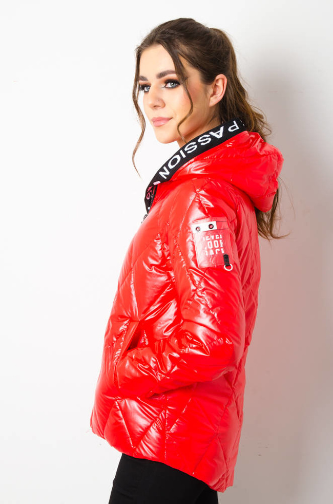 KURTKA PRZEJŚCIOWA PIKOWANA Z KAPTUREM - CZERWONA 