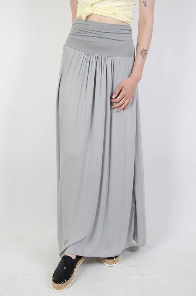 Długa zwiewna szara spódnica z szerokim pasem