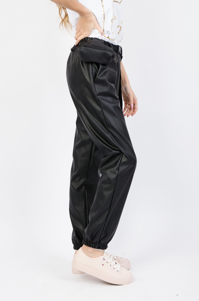 JOGGERY Z IMITACJI SKÓRY Z NERKĄ