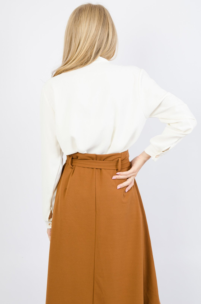 Kremowa bluzka koszulowa ze złotymi guzikami