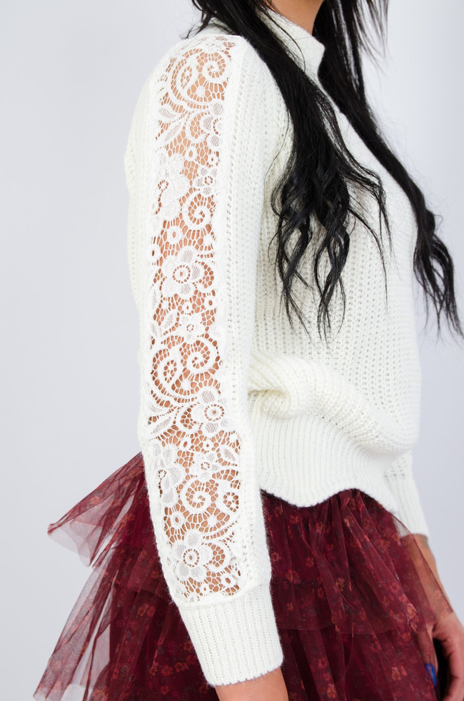 Biały sweter z półgolfem oraz koronką na rękawach