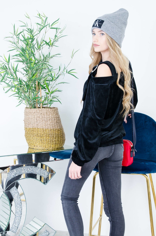 CZARNA WELUROWA BLUZKA Z WYCIĘCIEM NA RAMIENIU 