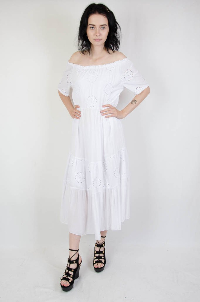Biała sukienka hiszpanka z ażurowymi wzorami