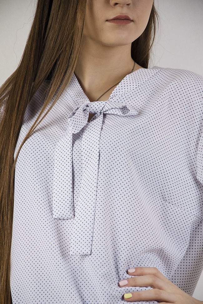 Biała bluzka w drobne czarne wzorki z wiązaniem przy szyi