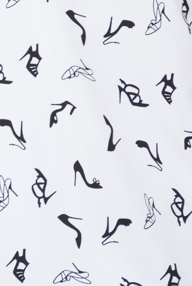 Biała koszula z czarnym kołnierzem oraz mankietami zapinana na guziki