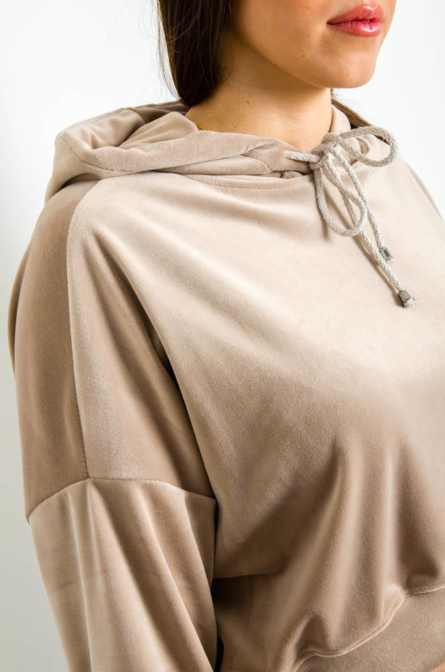BEŻOWA WELUROWA BLUZA Z KAPTUREM -LUŹNY KRÓJ