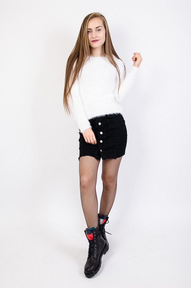 Biały puszysty sweter dzianinowy