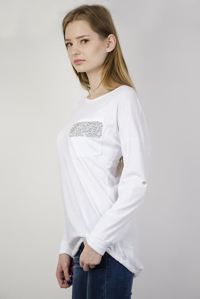Biała bluzka z podwijanym rękawem oraz zdobioną kieszonką