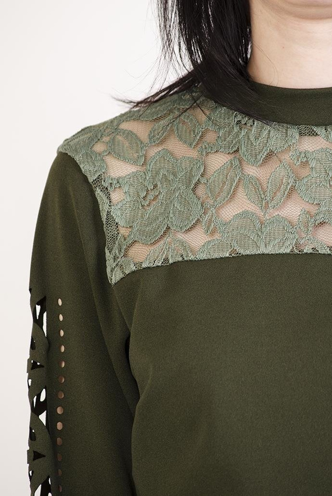 Zielona bluzka z koronką i wycięciami na rękawach