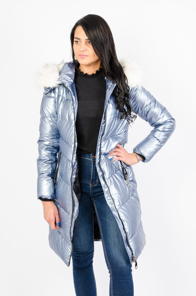 Niebieski metaliczny pikowany płaszcz z futerkiem przy kapturze