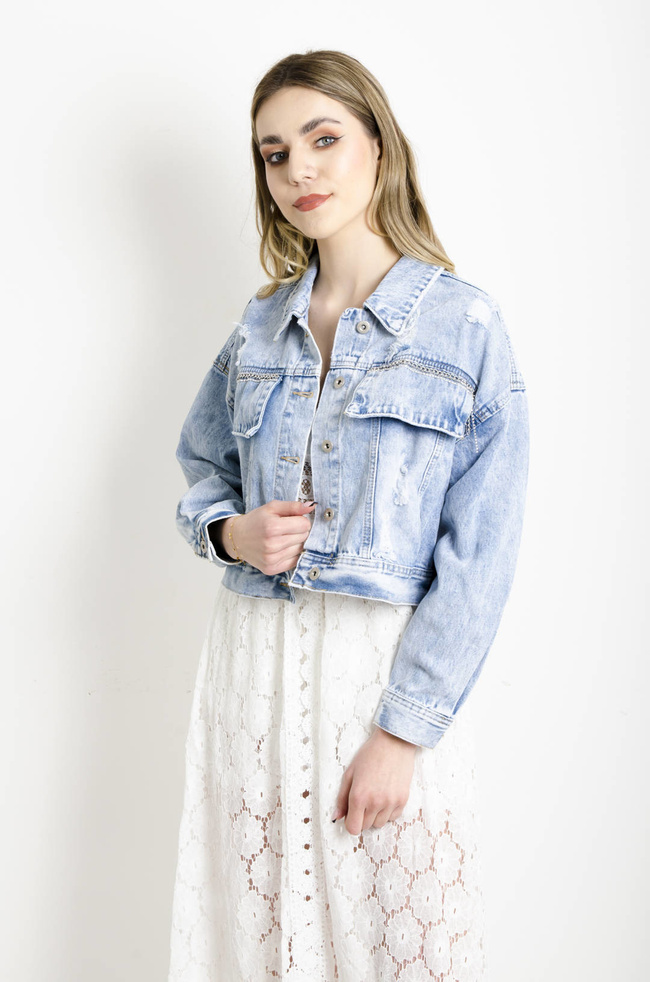 KURTKA JEANSOWA Z PRZETARCIAMI I OZDOBNYMI ŁAŃCUSZKAMI