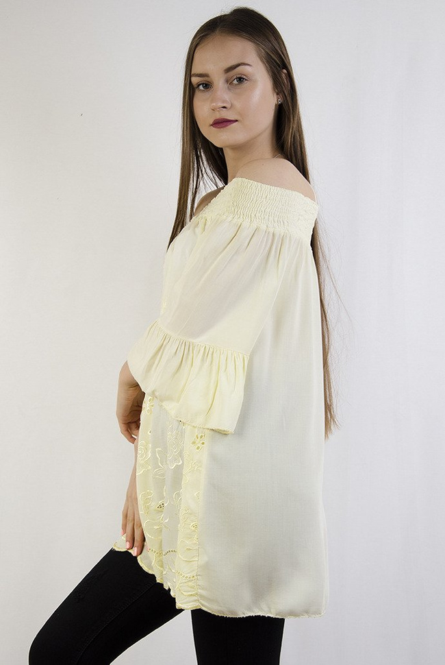 Żółta bluzka z szerokim ściągaczem w dekolcie