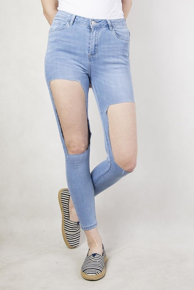 Jasne spodnie jeansowe z dużymi dziurami