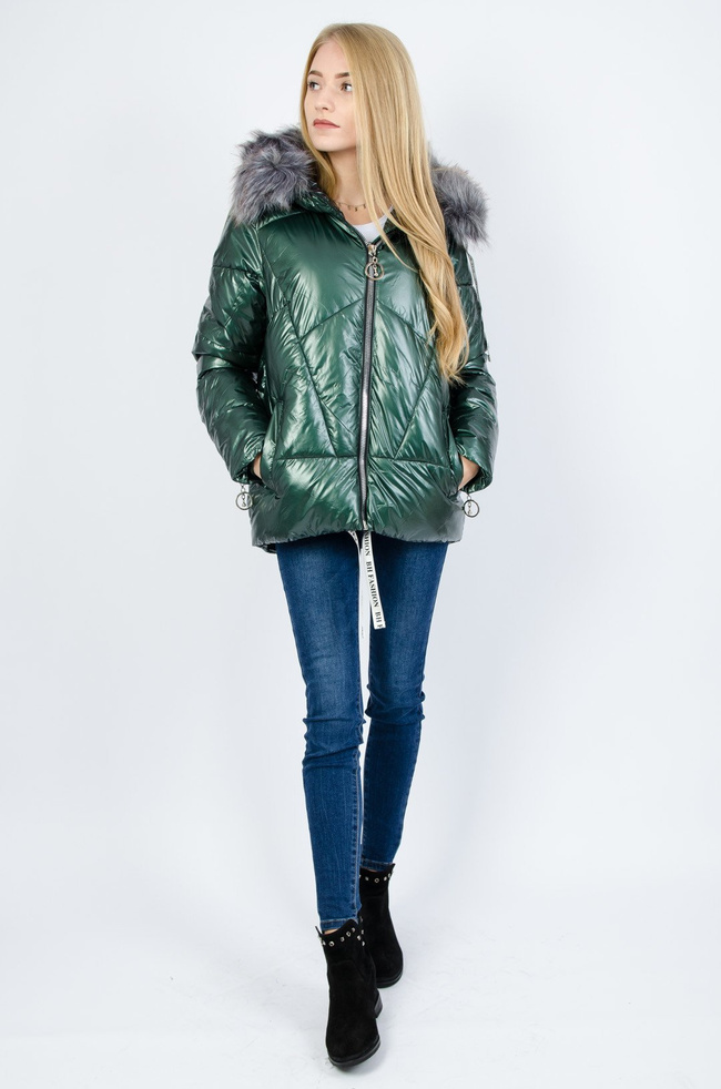Zielona błyszcząca kurtka z futerkiem przy kapturze