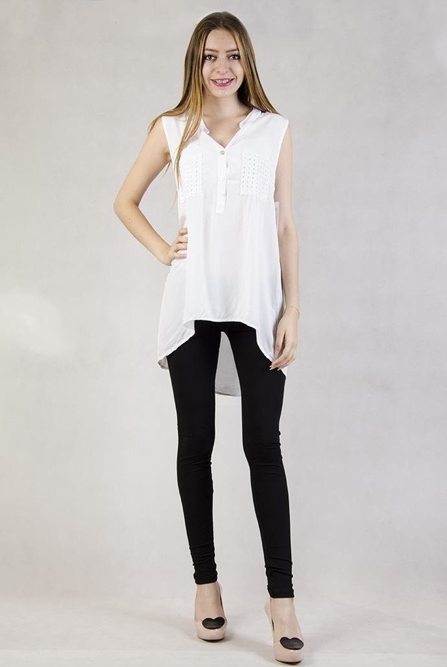 Biała bluzka z przedłużanym tyłem ozdobiona na kieszonkach i plecach