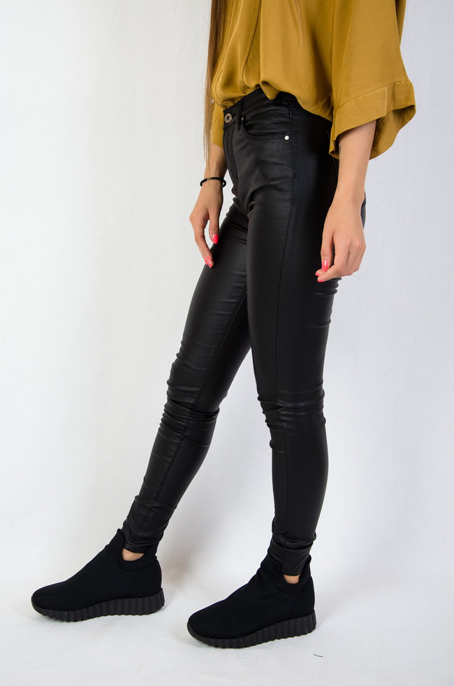Czarne spodnie woskowane z wysokim stanem- imitacja skóry