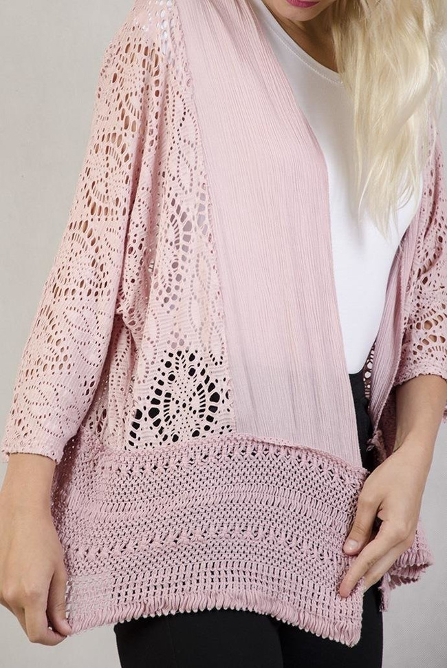 Koronkowa narzutka z szerokim plecionym pasem na dole różowa