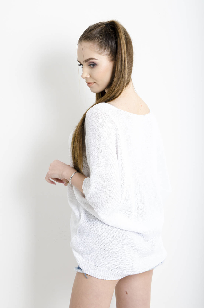 SWETER DZIANINOWY OVERSIZE Z KRÓTKIM RĘKAWEM- BIAŁY