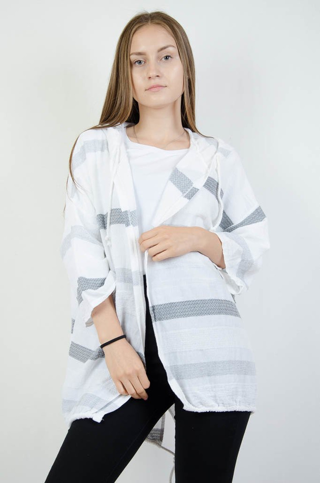 Biało szara narzuta w paski z kapturem