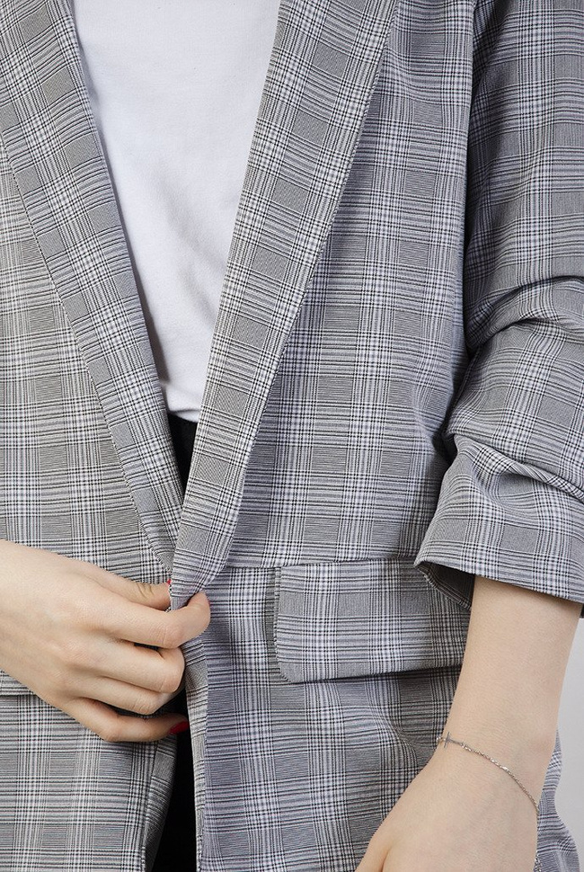 Szara marynarka w kratkę z marszczeniem na rękawach