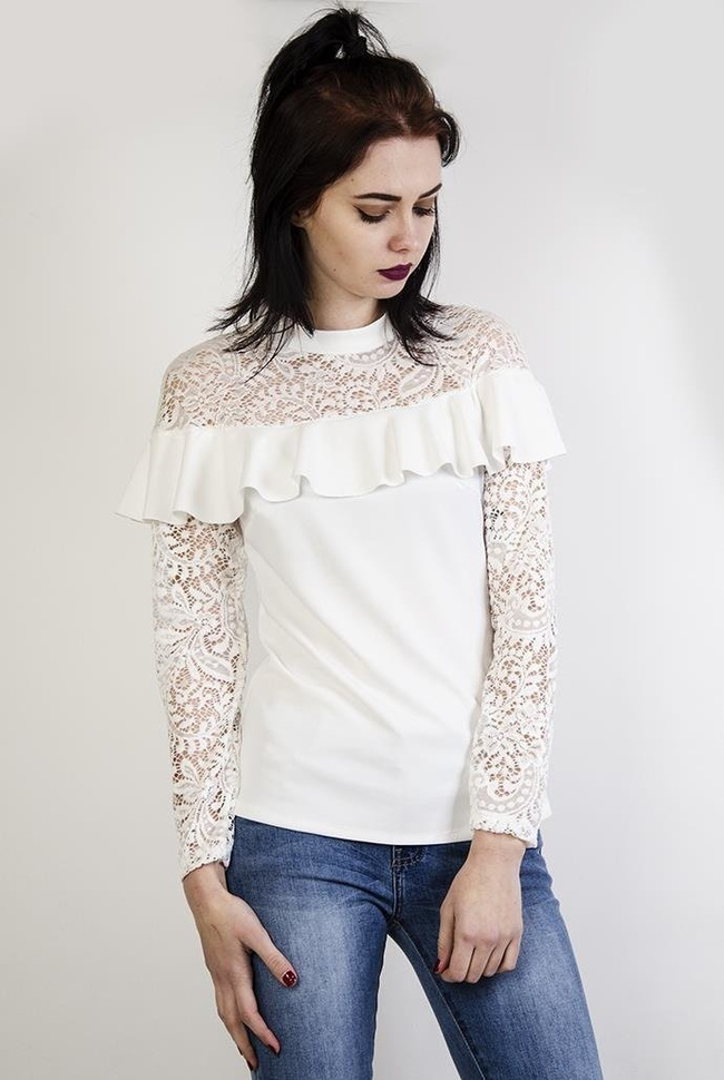 Biała bluzka z koronkowymi wstawkami i falbanką w dekolcie