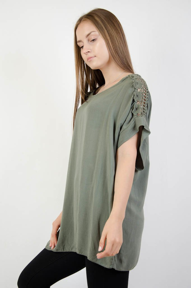 Zielona bluzka oversize z ażurowymi wstawkami na ramionach