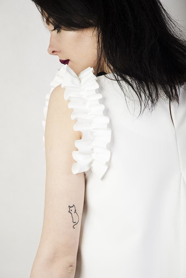 Biała gładka bluzka z falbankami