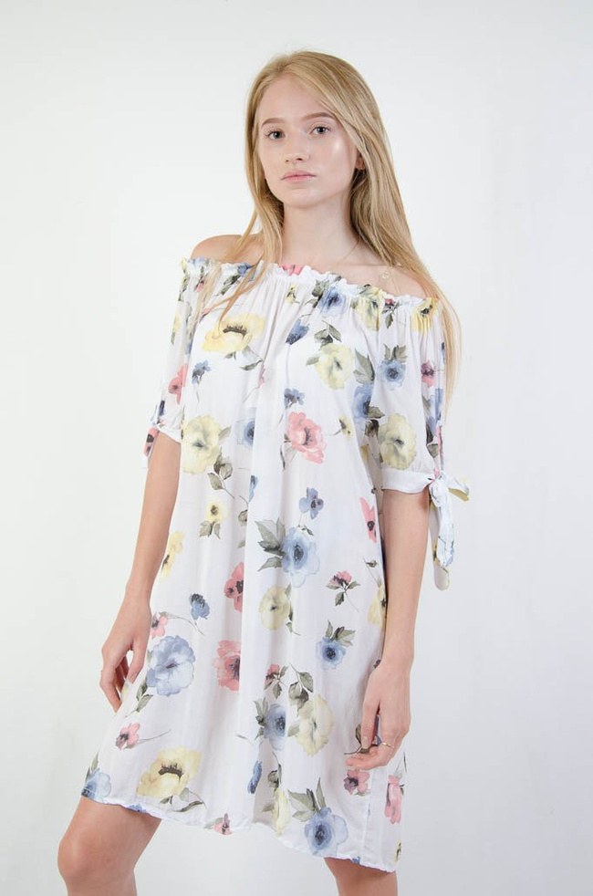 Biała sukienka w kwiaty z wiązaniem przy rękawie