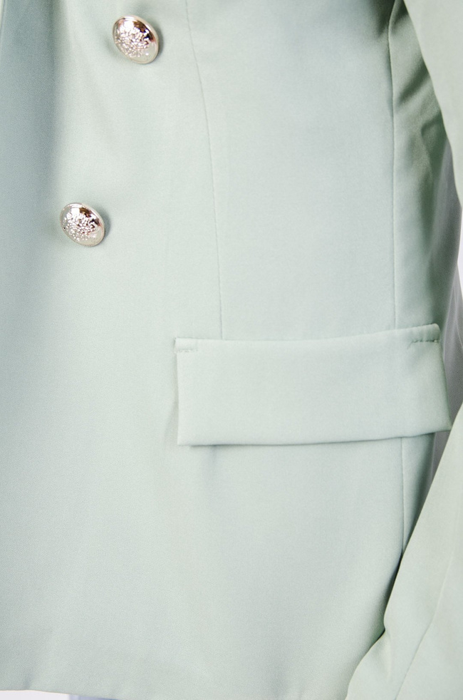 ZIELONA MARYNARKA ZE SREBRNYMI GUZIKAMI