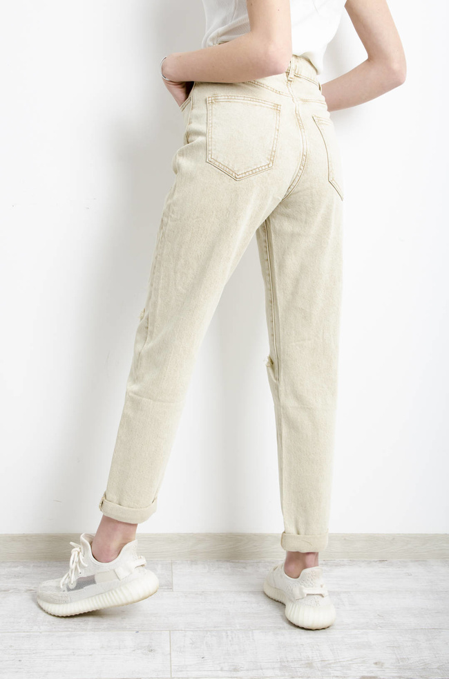 SPODNIE JEANSOWE MOM FIT Z DZIURAMI- BEŻOWE