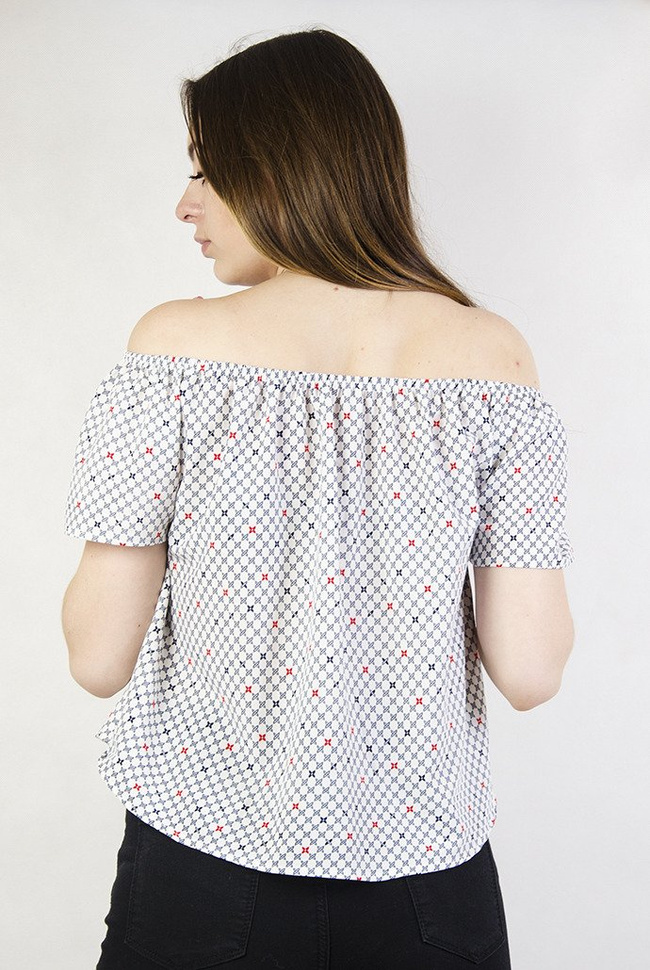 Biała bluzka hiszpanka we wzory