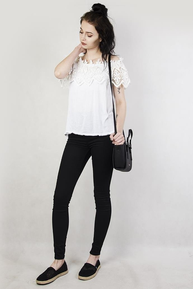 Biała bluzka z ażurowym, hiszpańskim dekoltem