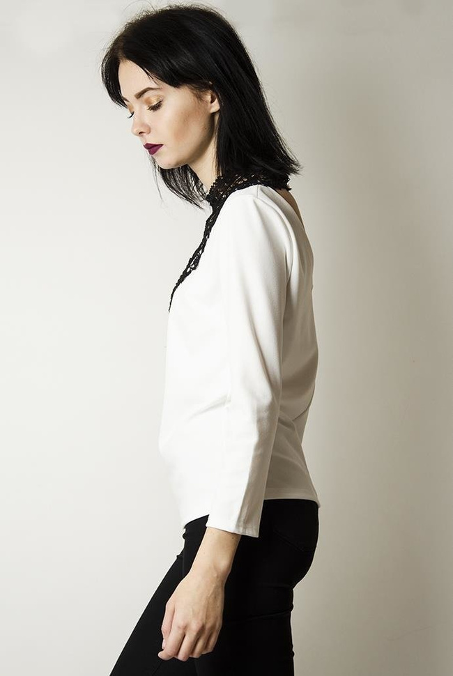 Biała bluzka z czarnym ażurowym zdobieniem